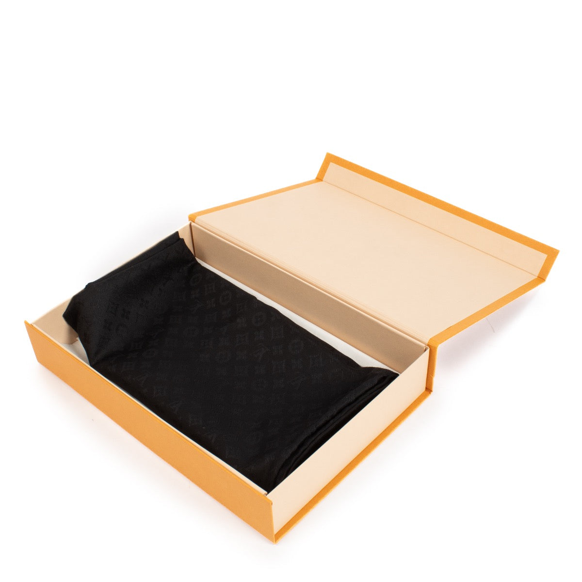 Louis Vuitton Black Monogram Scarf aan de beste prijs bij Labellov tweedehands luxe in Antwerpen en Knokke.