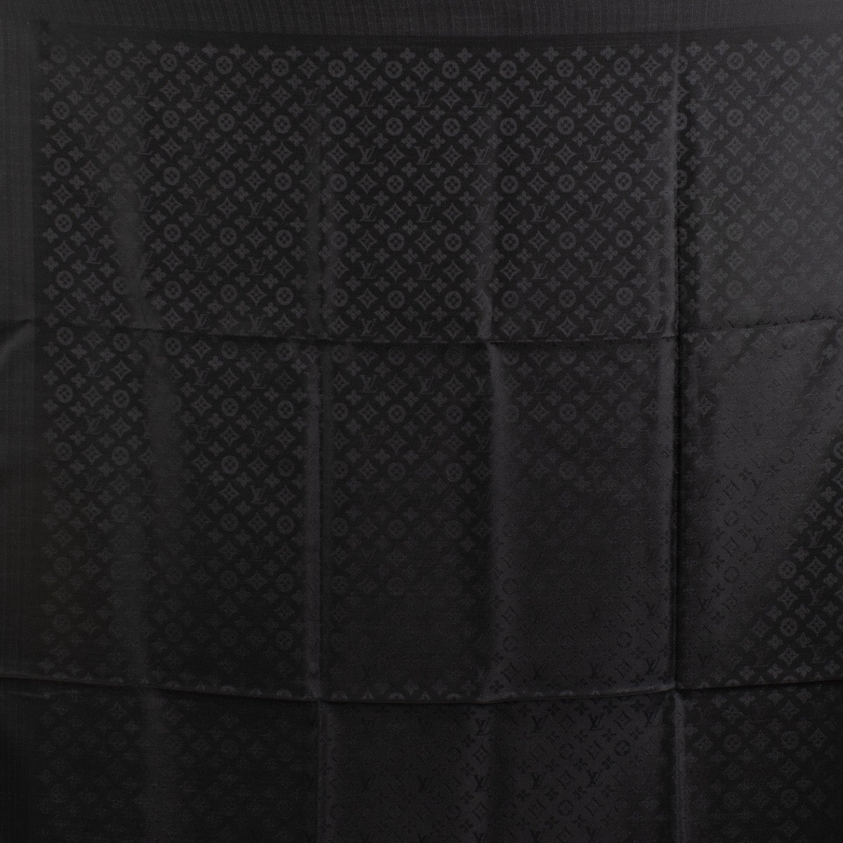 Louis Vuitton Black Monogram Scarf aan de beste prijs bij Labellov tweedehands luxe in Antwerpen en Knokke.