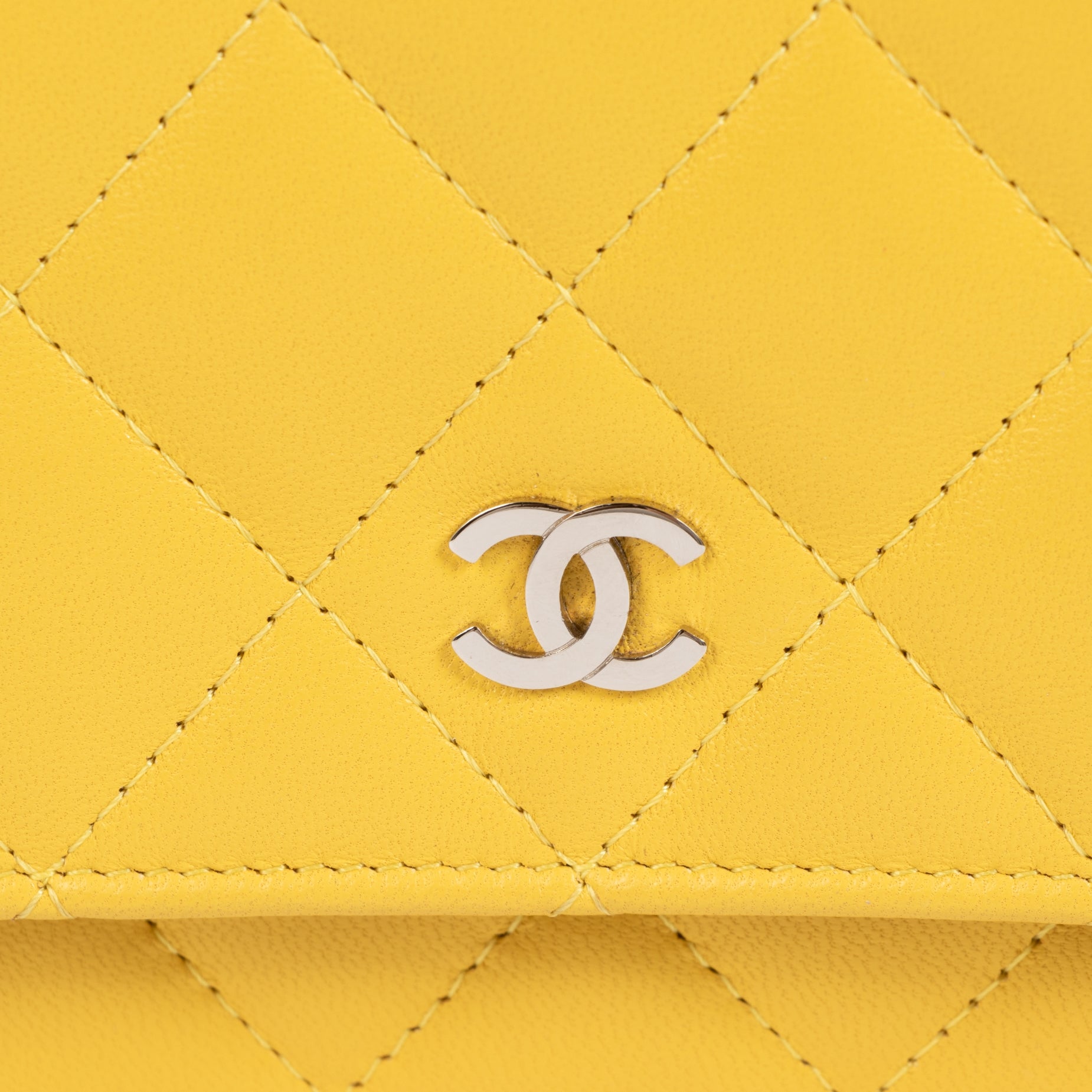 Authentieke Tweedehands Chanel Yellow Wallet On Chain juiste prijs veilig online shoppen luxe merken webshop winkelen Antwerpen België mode fashion
