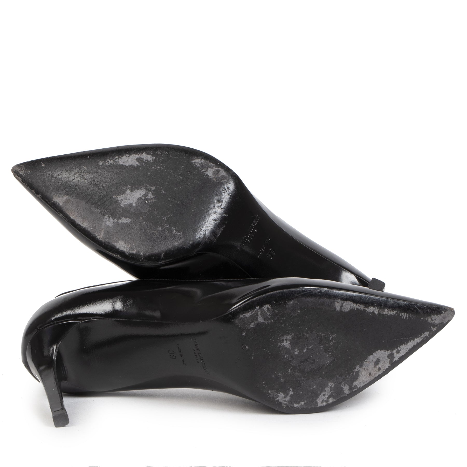 Buy luxury items at the best price safe and secure online at LabelLOV Antwerp. Black patent leather pumps available at LabelLOV