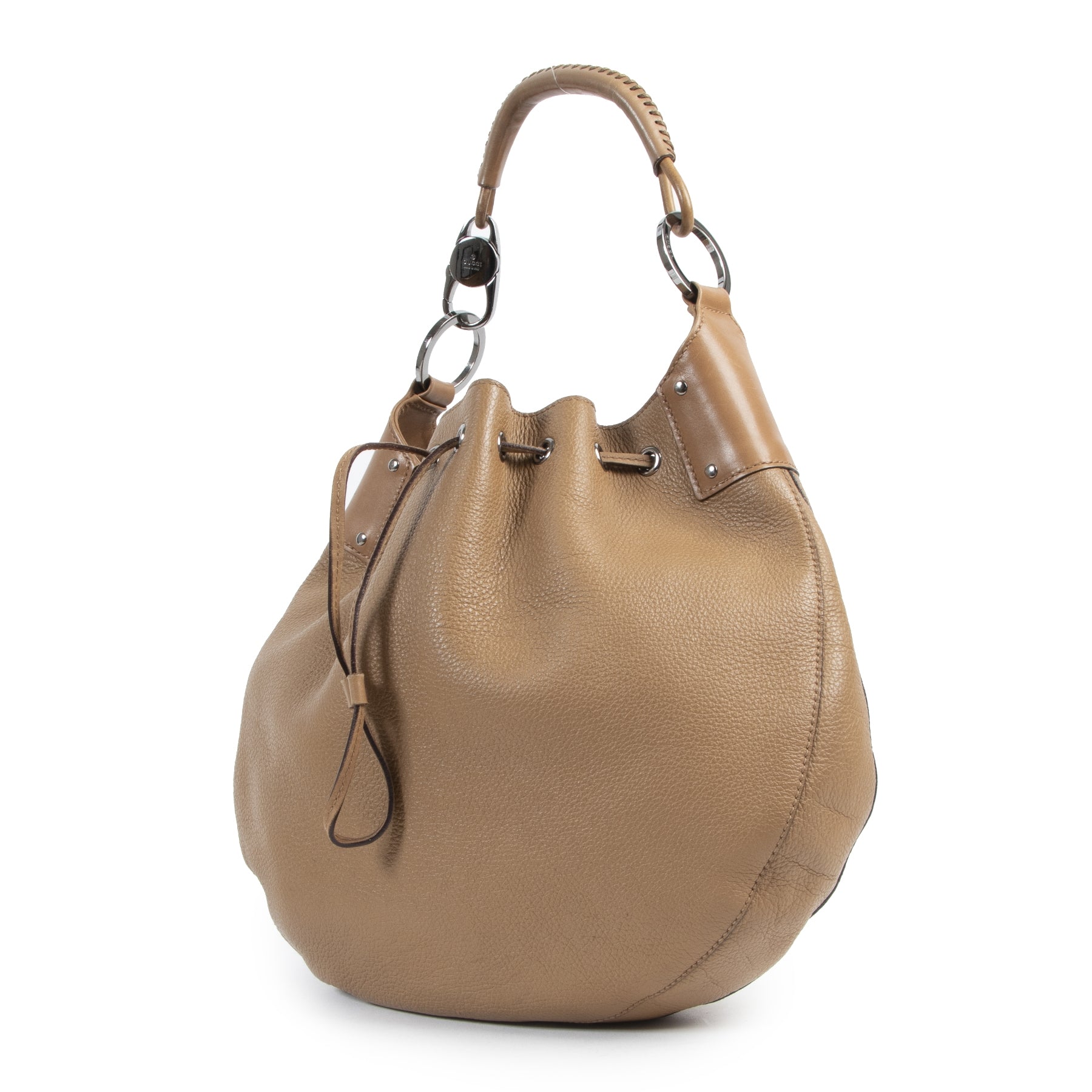 Buy this authentic second-hand vintage Gucci Cognac Leather Shoulder Bag at online webshop LabelLOV. Safe and secure shopping. Koop deze authentieke tweedehands vintage Gucci Cognac Leather Shoulder Bag bij online webshop LabelLOV.