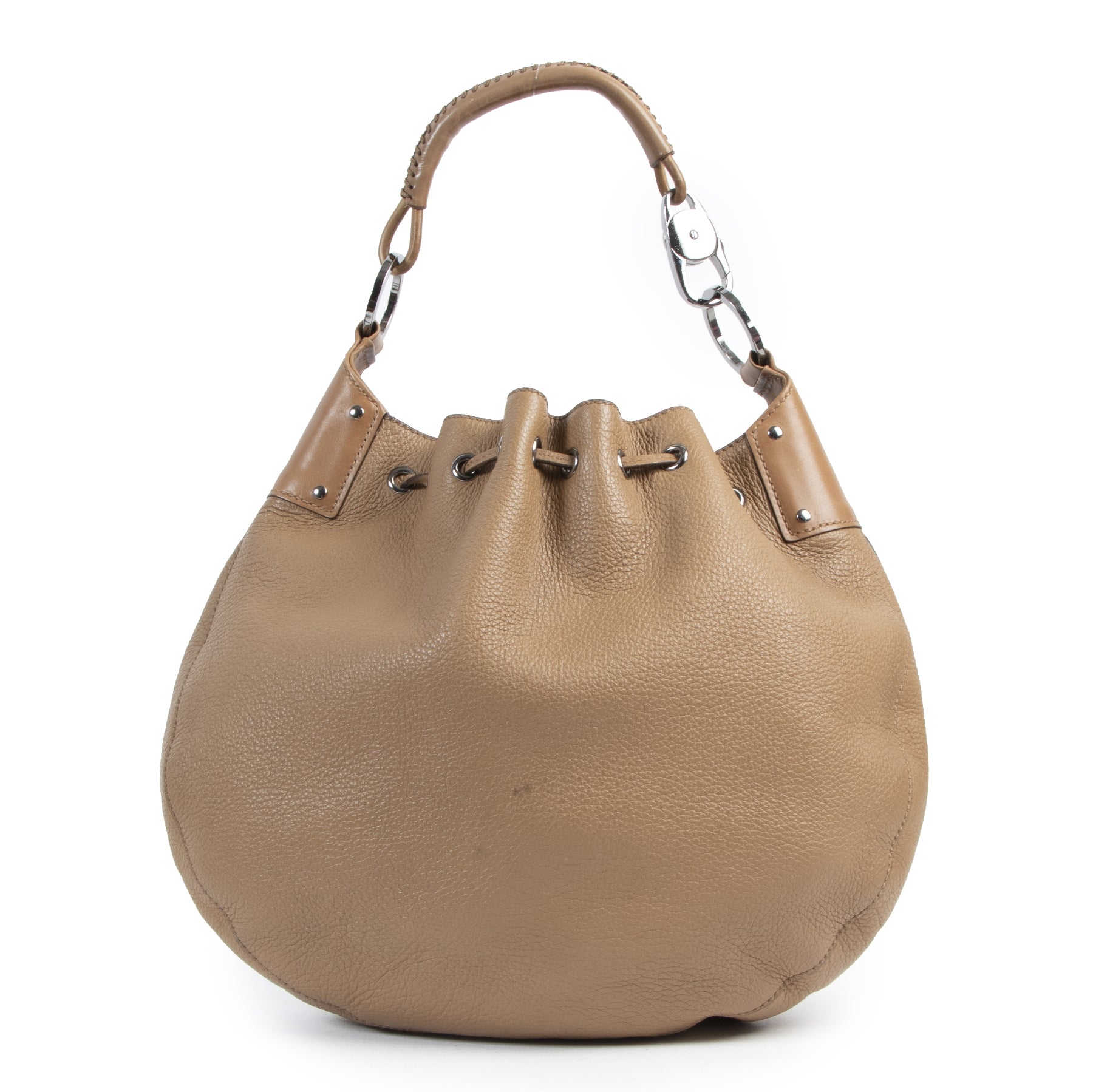 Buy this authentic second-hand vintage Gucci Cognac Leather Shoulder Bag at online webshop LabelLOV. Safe and secure shopping. Koop deze authentieke tweedehands vintage Gucci Cognac Leather Shoulder Bag bij online webshop LabelLOV.