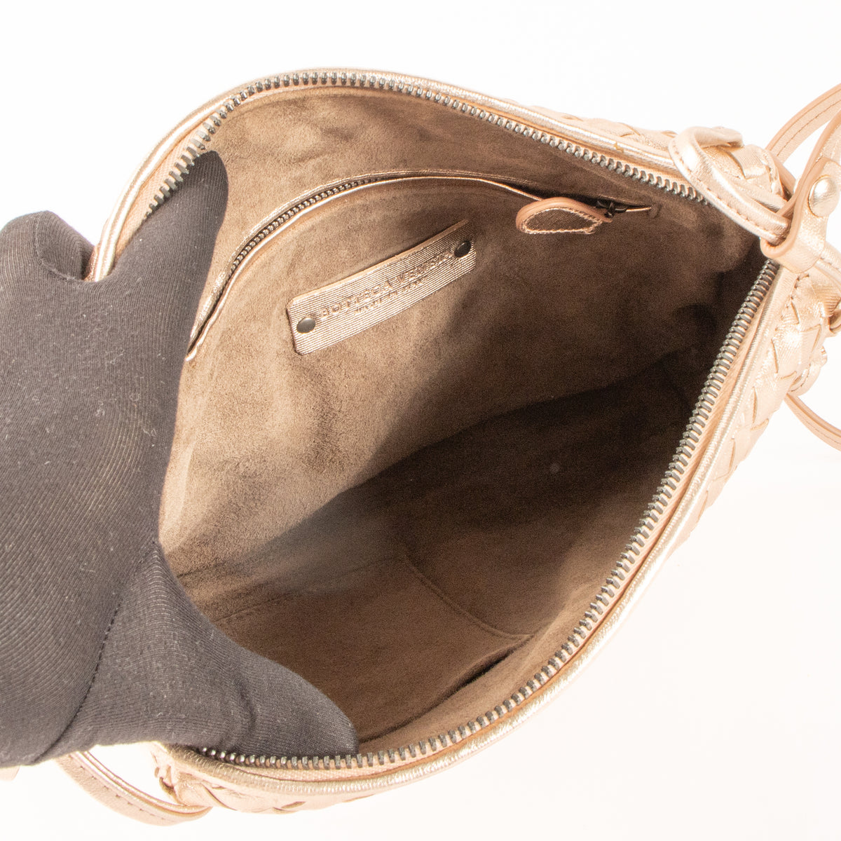 Shop the authentic Bottega Veneta Metallic Rose Gold Intrecciato Nodini Bag second hand on Labellov.com!