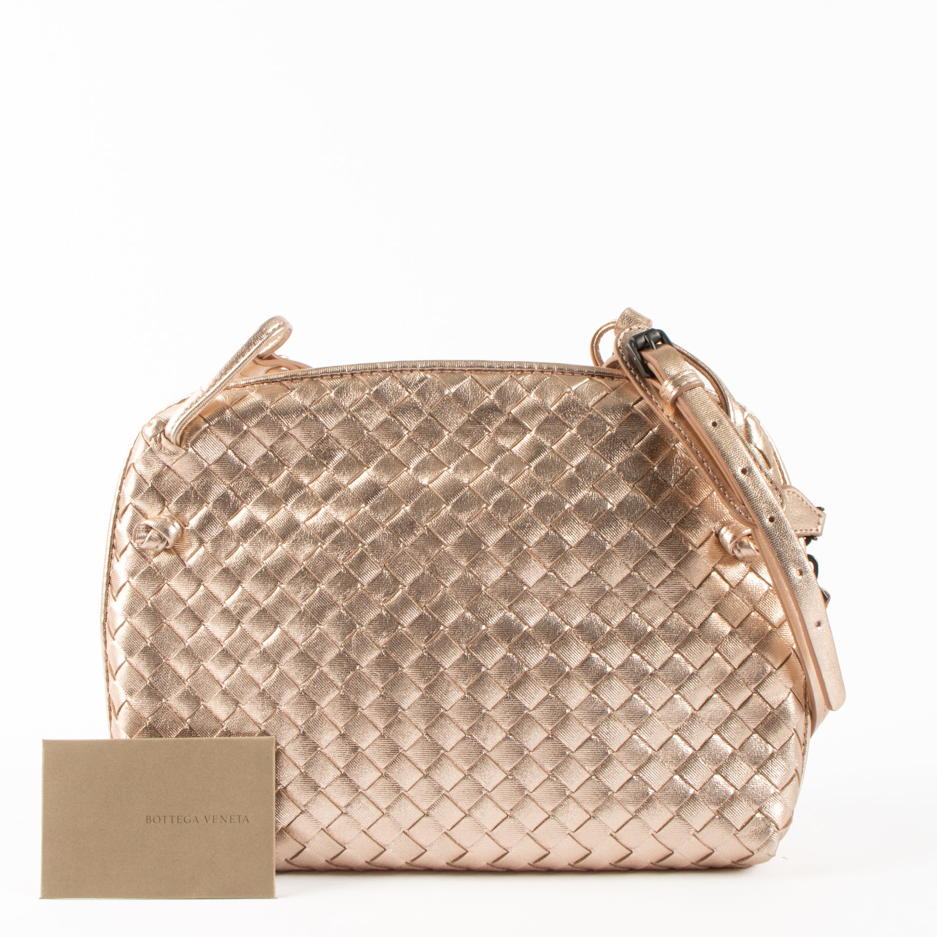 Shop the authentic Bottega Veneta Metallic Rose Gold Intrecciato Nodini Bag second hand on Labellov.com!