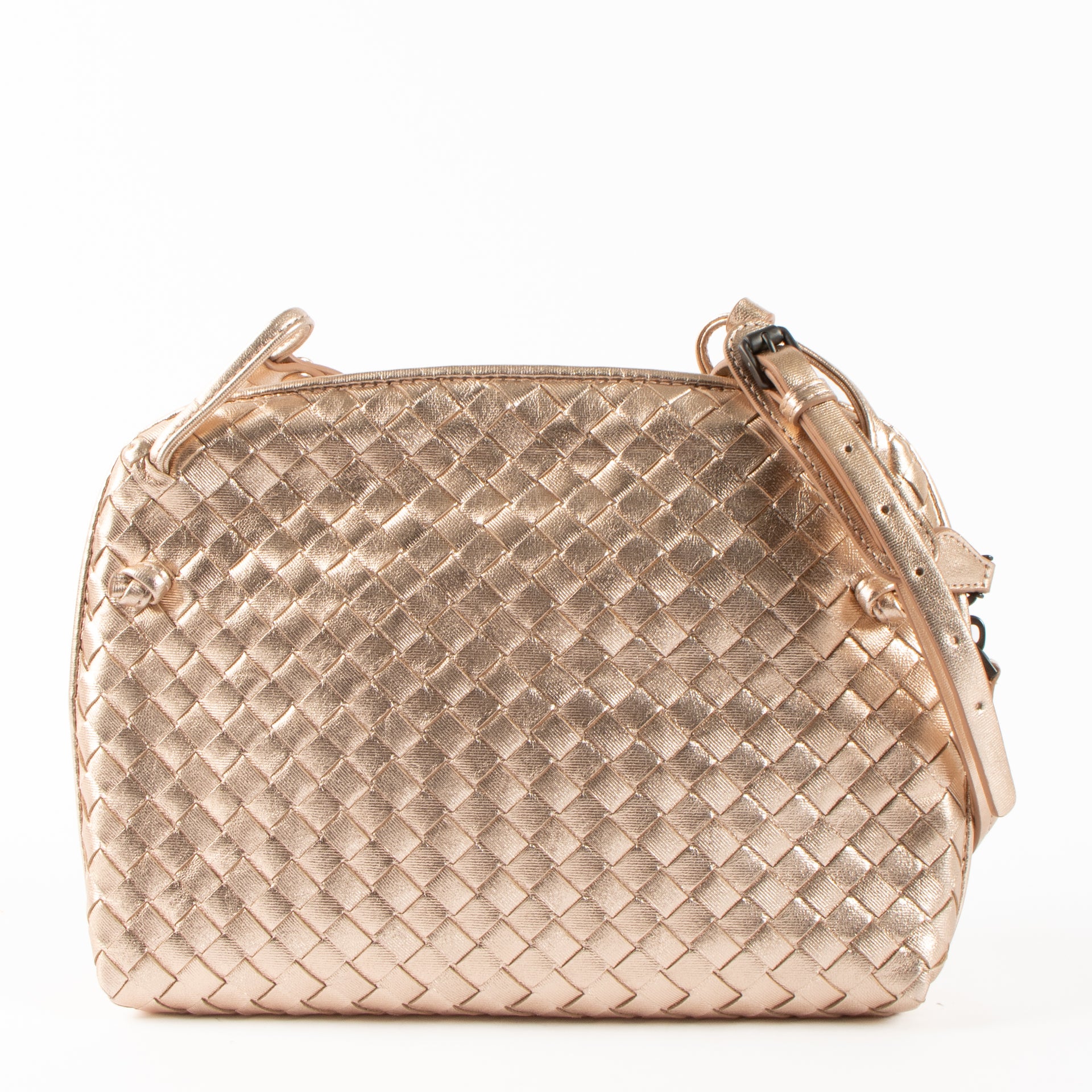 Shop the authentic Bottega Veneta Metallic Rose Gold Intrecciato Nodini Bag second hand on Labellov.com!
