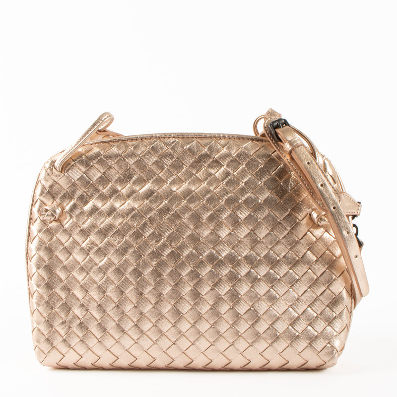 Shop the authentic Bottega Veneta Metallic Rose Gold Intrecciato Nodini Bag second hand on Labellov.com!