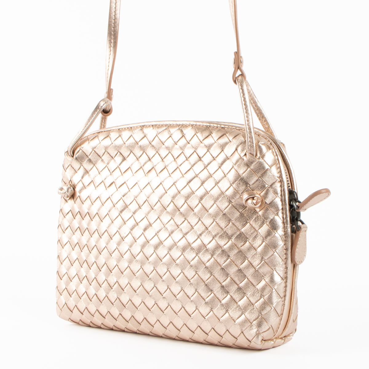 Shop the authentic Bottega Veneta Metallic Rose Gold Intrecciato Nodini Bag second hand on Labellov.com!