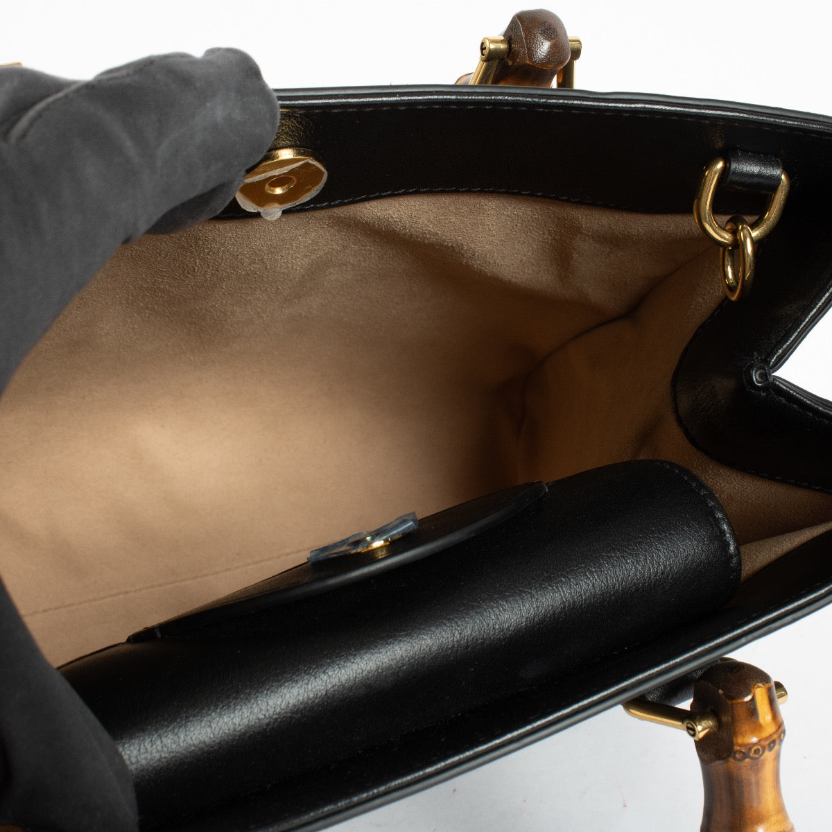 Authentic Second Hand Gucci Black Leather Medium Diana Bag on Labellov.com