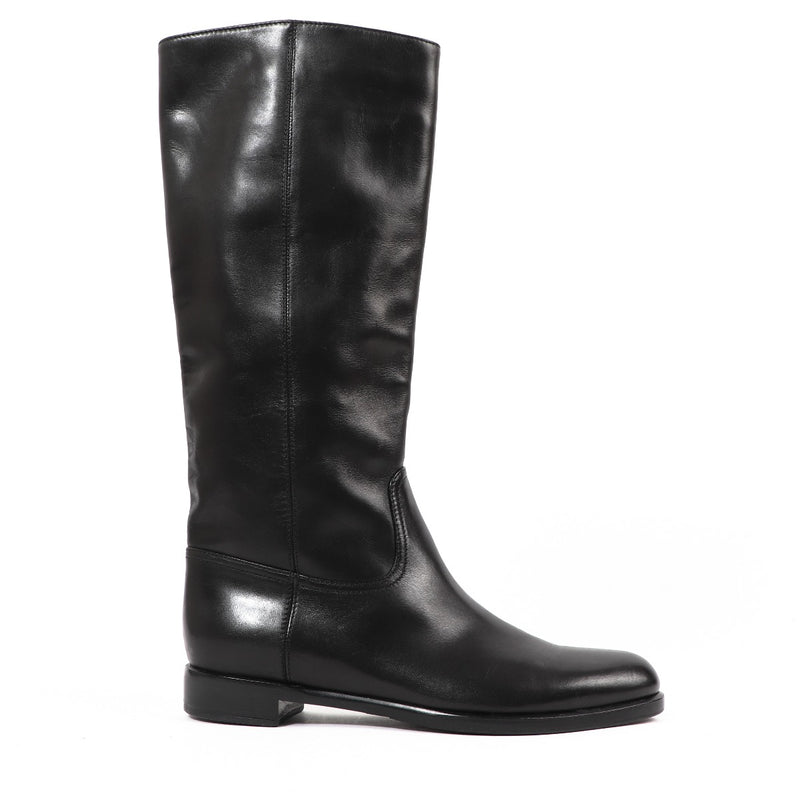 Buy authentic second-hand Sergio Rossi Black Leather Flat Boots in Size 37 1/2 in very good condition at Labellov in Antwerp.