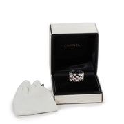 Achetez en ligne en toute sécurité sur labellov.com Bague Chanel matelassée en or blanc.