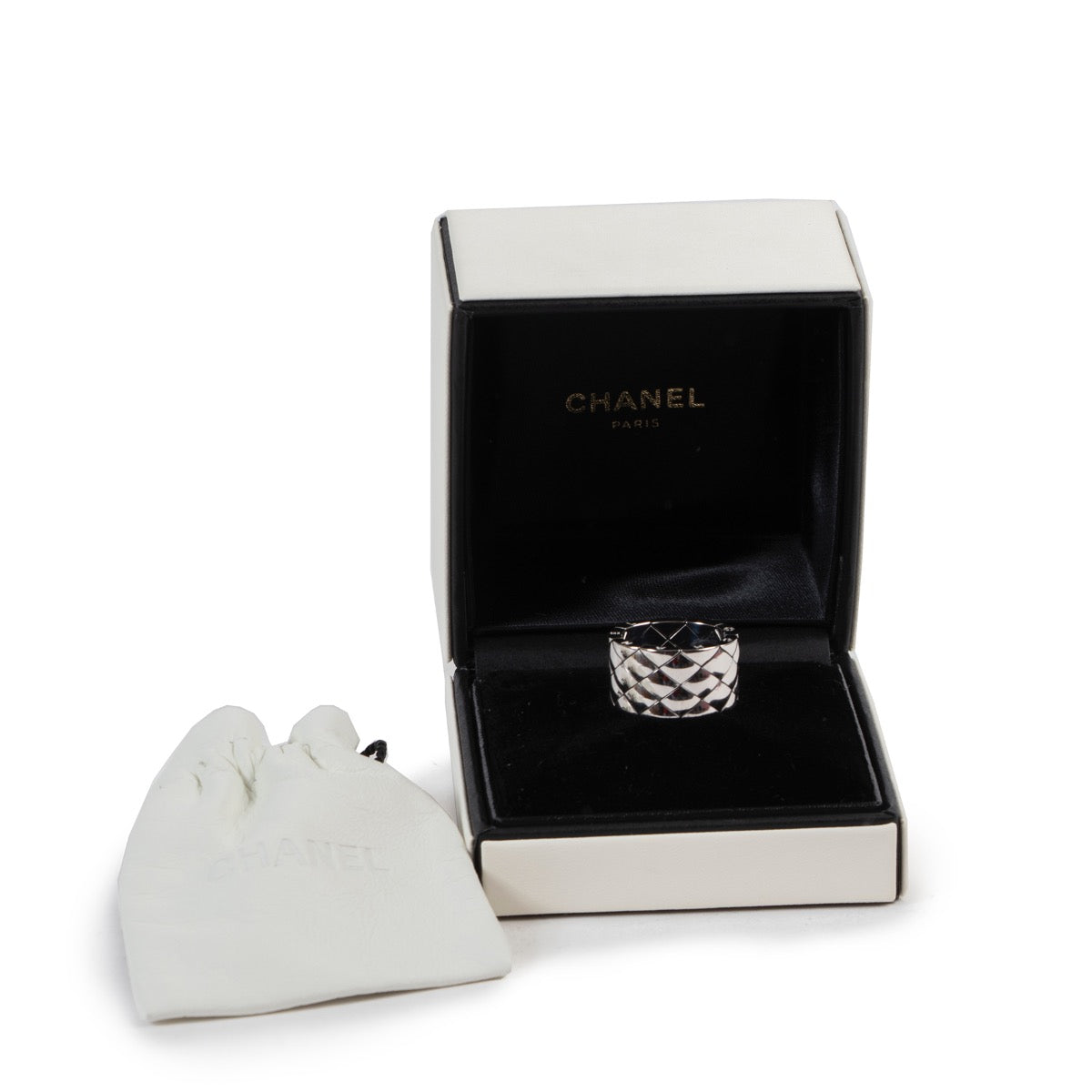 Achetez en ligne en toute sécurité sur labellov.com Bague Chanel matelassée en or blanc.