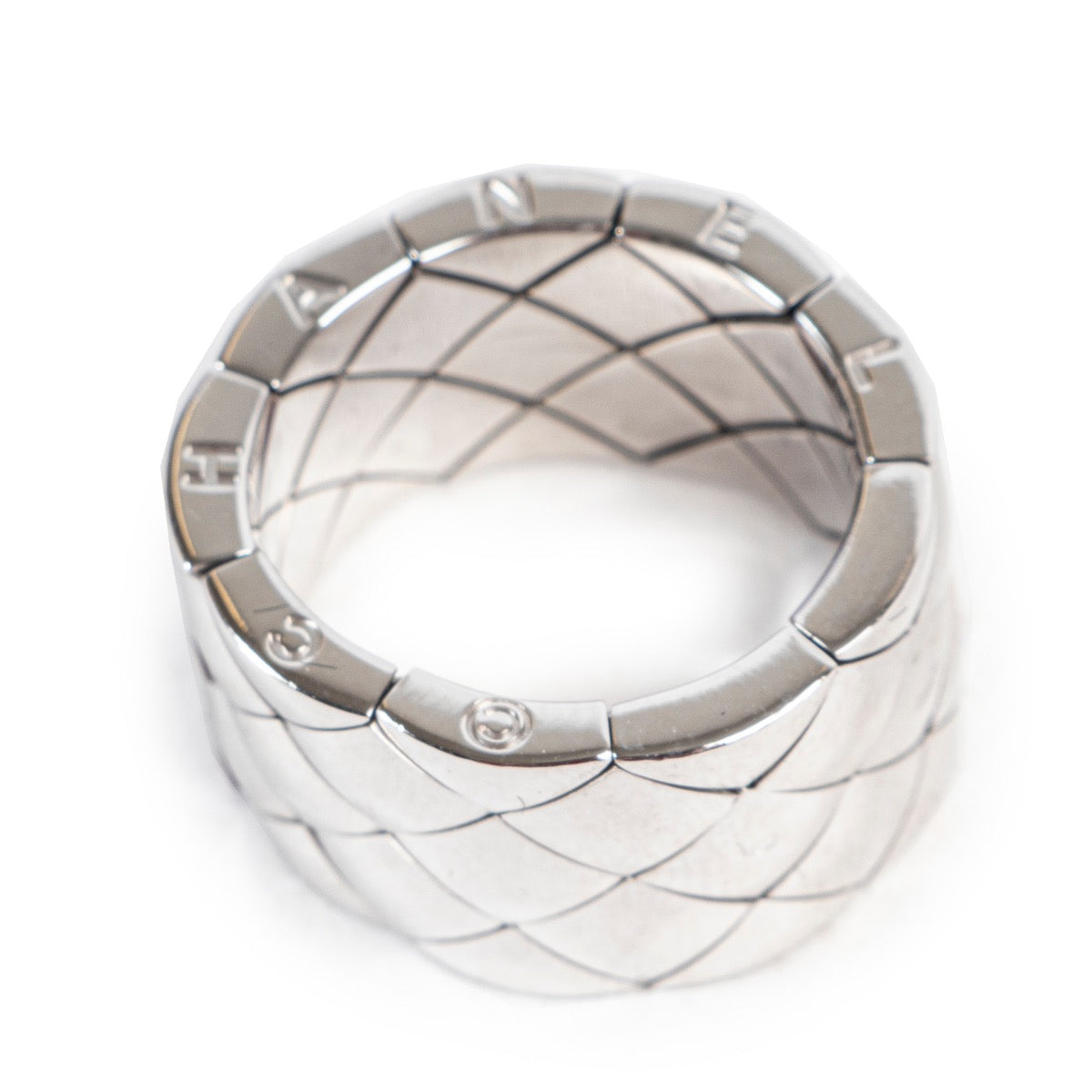 Buy safe online this Chanel white gold quilted ring in size 59.