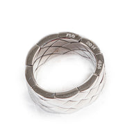 Achetez en ligne en toute sécurité sur labellov.com Bague Chanel matelassée en or blanc.
