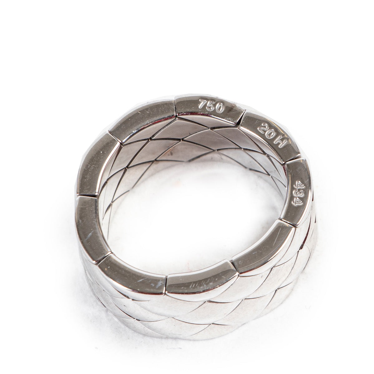 Achetez en ligne en toute sécurité sur labellov.com Bague Chanel matelassée en or blanc.
