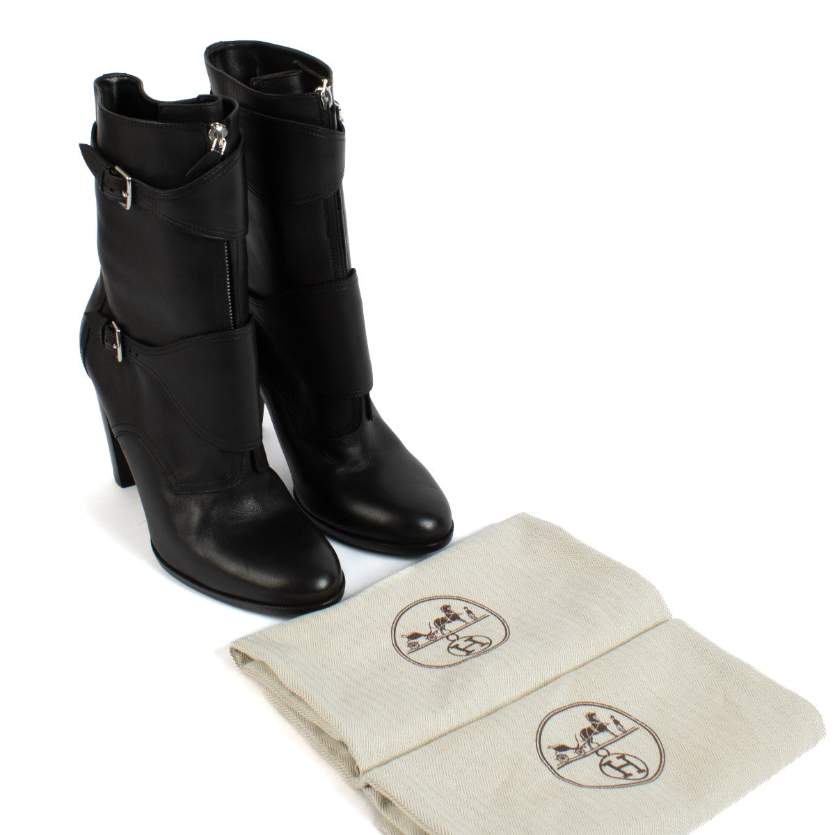Shop safe online at Labellov in Antwerp, Brussels and Knokke this 100% authentic second hand Hermès Black Leather Moto Boots - Size 41