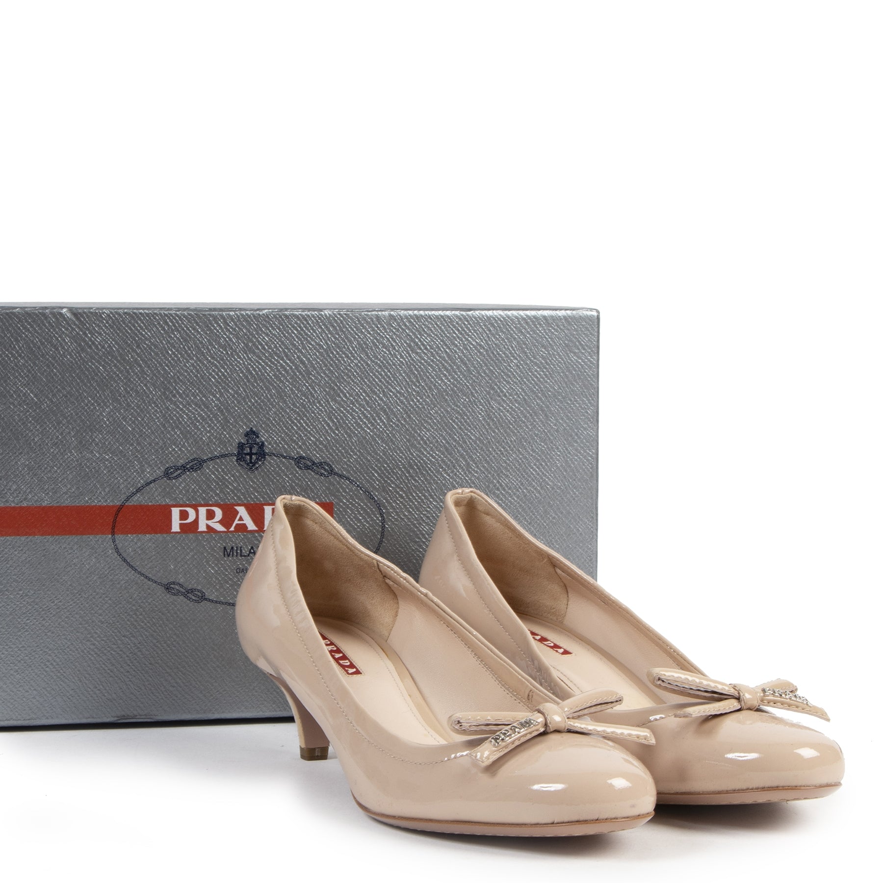 Authentic secondhand Prada Nude Sport Patent Leather Bow Kitten Heel - Size 38,5 designer shoes pumps fashion luxury vintage webshop safe secure online shopping