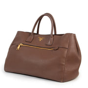Achetez en ligne en toute sécurité ce sac Prada brune chez Labellov.com.
