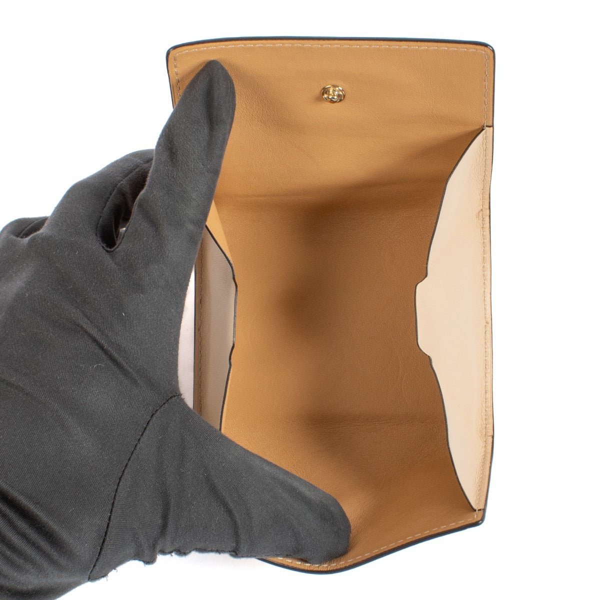 Shop safe online at Labellov in Antwerp, Brussels and Knokke this 100% authentic second hand Delvaux Nude Allure Louise Coin Purse