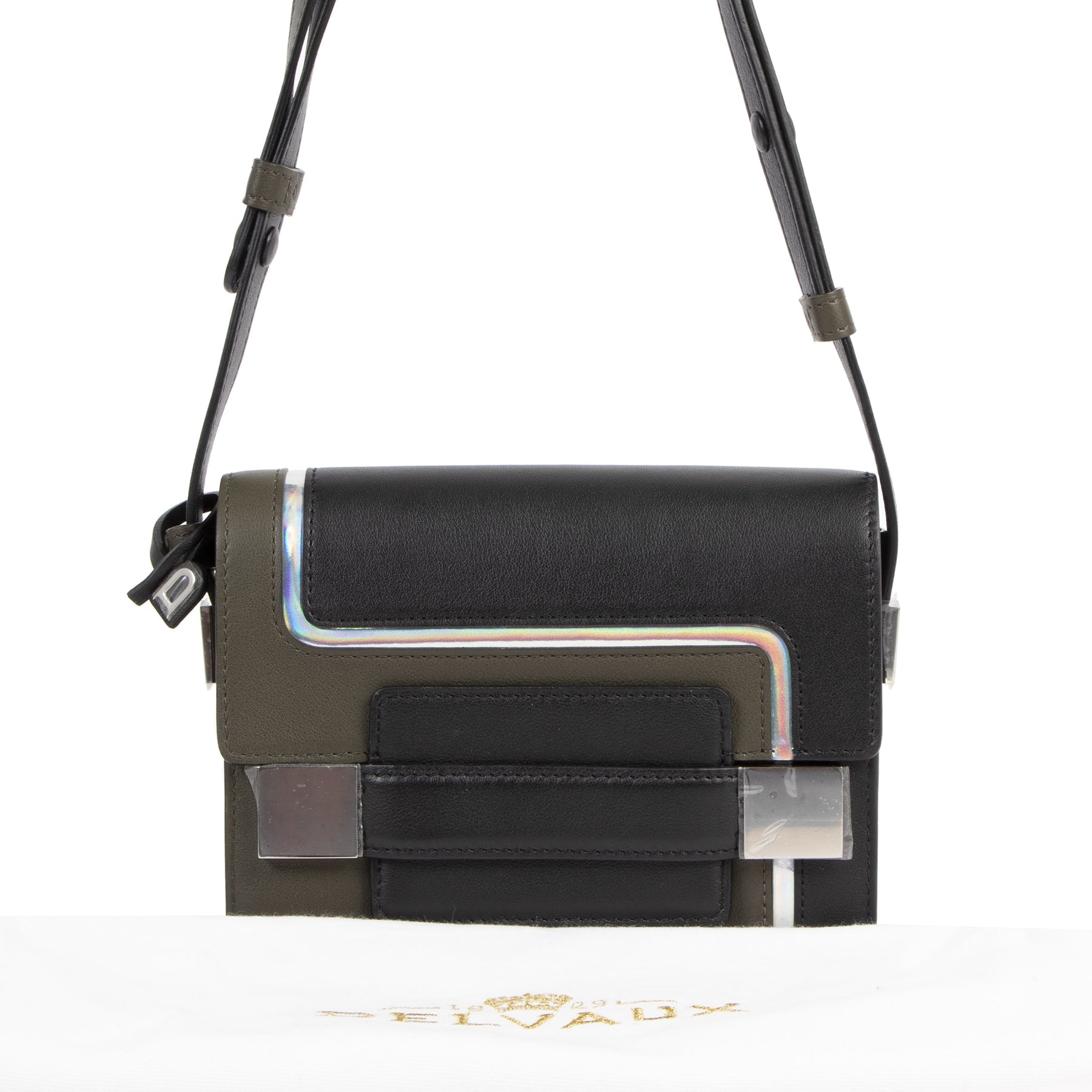 Buy authentic secondhand Delvaux bags at the right price at LabelLOV vintage webshop. Safe and secure online shopping.