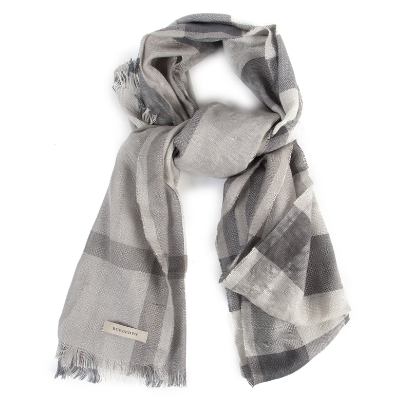 Buy authentic secondhand Burberry scarves at the right price at LabelLOV vintage webshop.