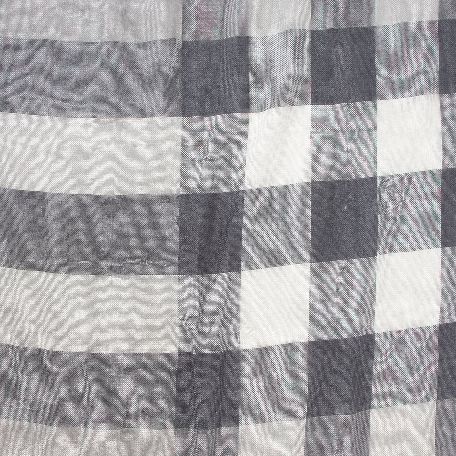 Buy authentic secondhand Burberry scarves at the right price at LabelLOV vintage webshop. Safe and secure online shopping.