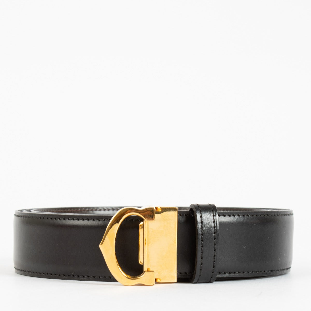 Authentic Cartier black leather belt with gold C buckle, measuring 117 cm, available at Labellov.com.