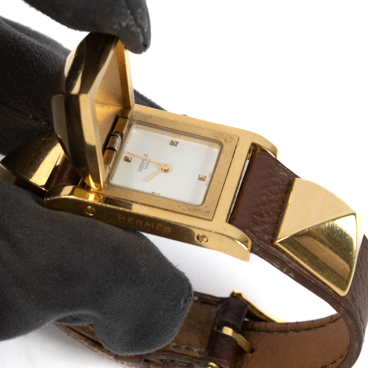 Shop safe online at Labellov in Antwerp, Brussels and Knokke this 100% authentic second hand Hermès Gold 27mm Small Medor Watch