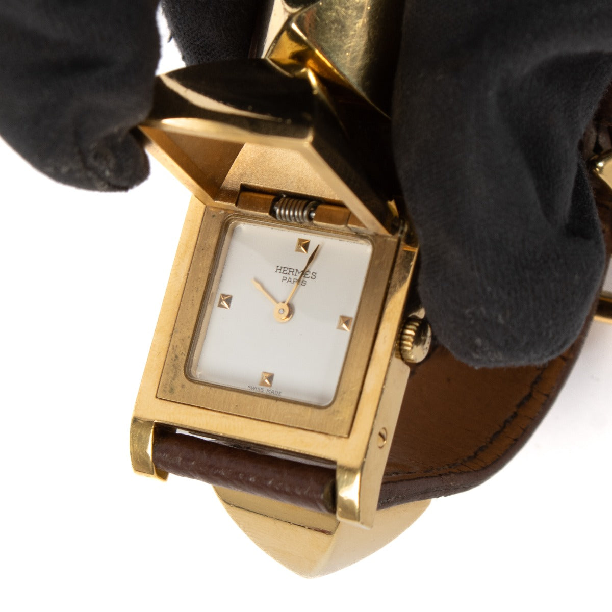 Shop safe online at Labellov in Antwerp, Brussels and Knokke this 100% authentic second hand Hermès Gold 27mm Small Medor Watch