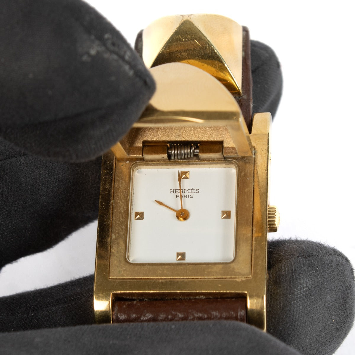 Shop safe online at Labellov in Antwerp, Brussels and Knokke this 100% authentic second hand Hermès Gold 27mm Small Medor Watch