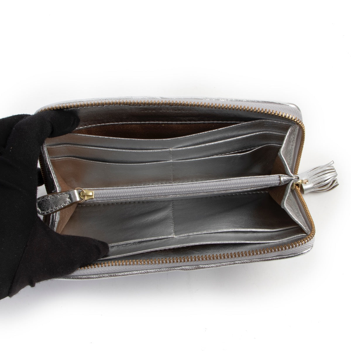 Shop safe online at LABELLOV in Antwerp this 100% authentic second hand Anya Hindmarch Silver Wallet