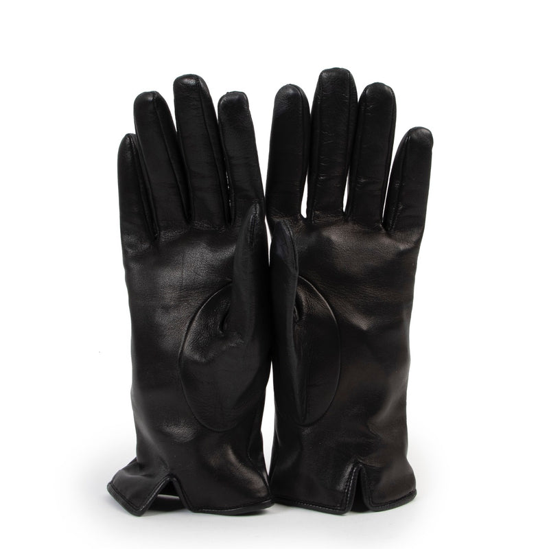 Buy an authentic pair of second hand Gucci black leather logo gloves at Labellov
