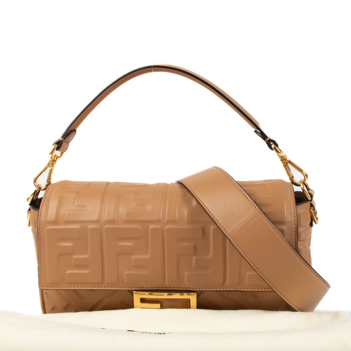 Shop safe online at Labellov in Antwerp, Brussels and Knokke this 100% authentic second hand Fendi Beige Soft Nappa Baguette Bag. Veilig online tweedehands authentieke Fendi Beige Soft Nappa Baguette handtas kopen bij Labellov.