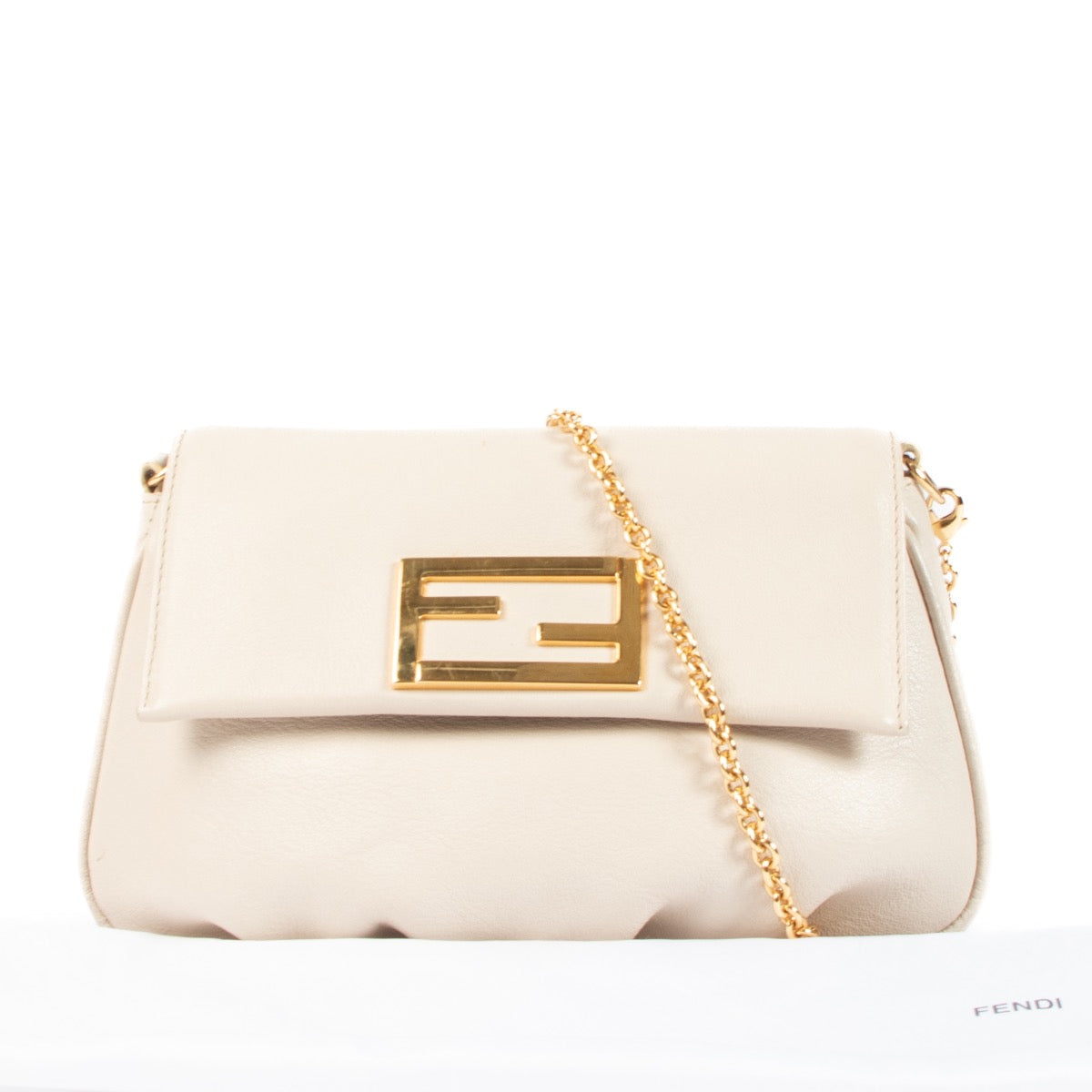 Shop safe online at Labellov in Antwerp, Brussels and Knokke this 100% authentic second hand Fendi Beige Leather Fendista Crossbody. Veiling online tweedehands authentieke Fendi Beige Leather Fendista Crossbody kopen bij Labellov.