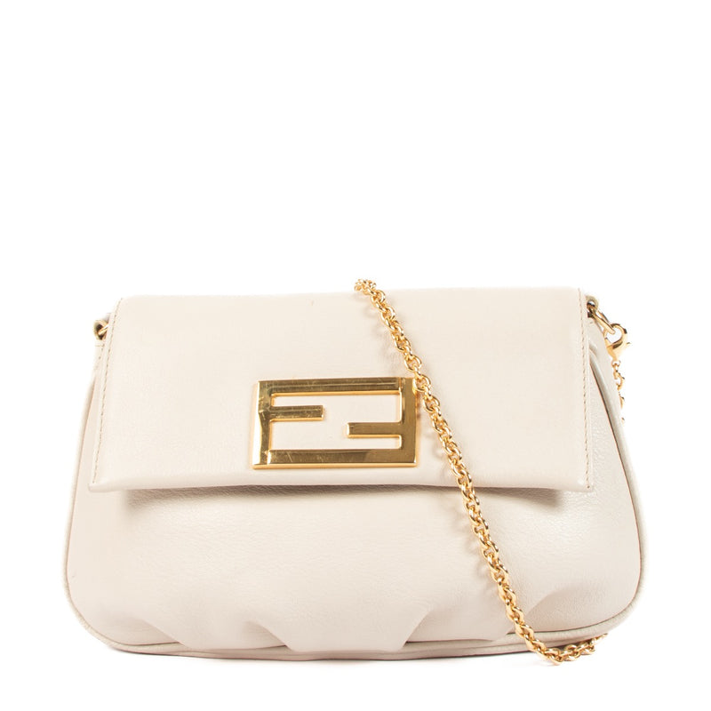 Shop safe online at Labellov in Antwerp, Brussels and Knokke this 100% authentic second hand Fendi Beige Leather Fendista Crossbody. Veiling online tweedehands authentieke Fendi Beige Leather Fendista Crossbody kopen bij Labellov.