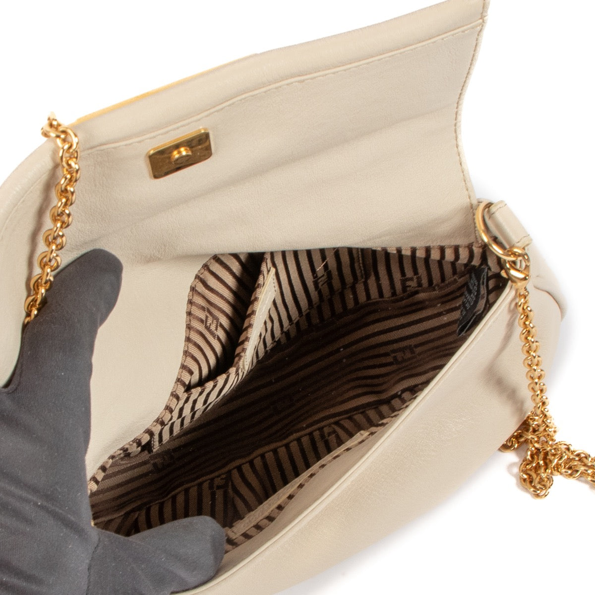 Shop safe online at Labellov in Antwerp, Brussels and Knokke this 100% authentic second hand Fendi Beige Leather Fendista Crossbody. Veiling online tweedehands authentieke Fendi Beige Leather Fendista Crossbody kopen bij Labellov.