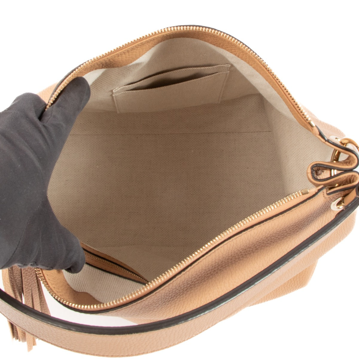 Shop safe online at Labellov in Antwerp, Brussels and Knokke this 100% authentic second hand Gucci Beige Soho Shoulder Bag. Veilig online tweedehands authentieke Gucci Beige Soho Shoulder handtas kopen bij Labellov.