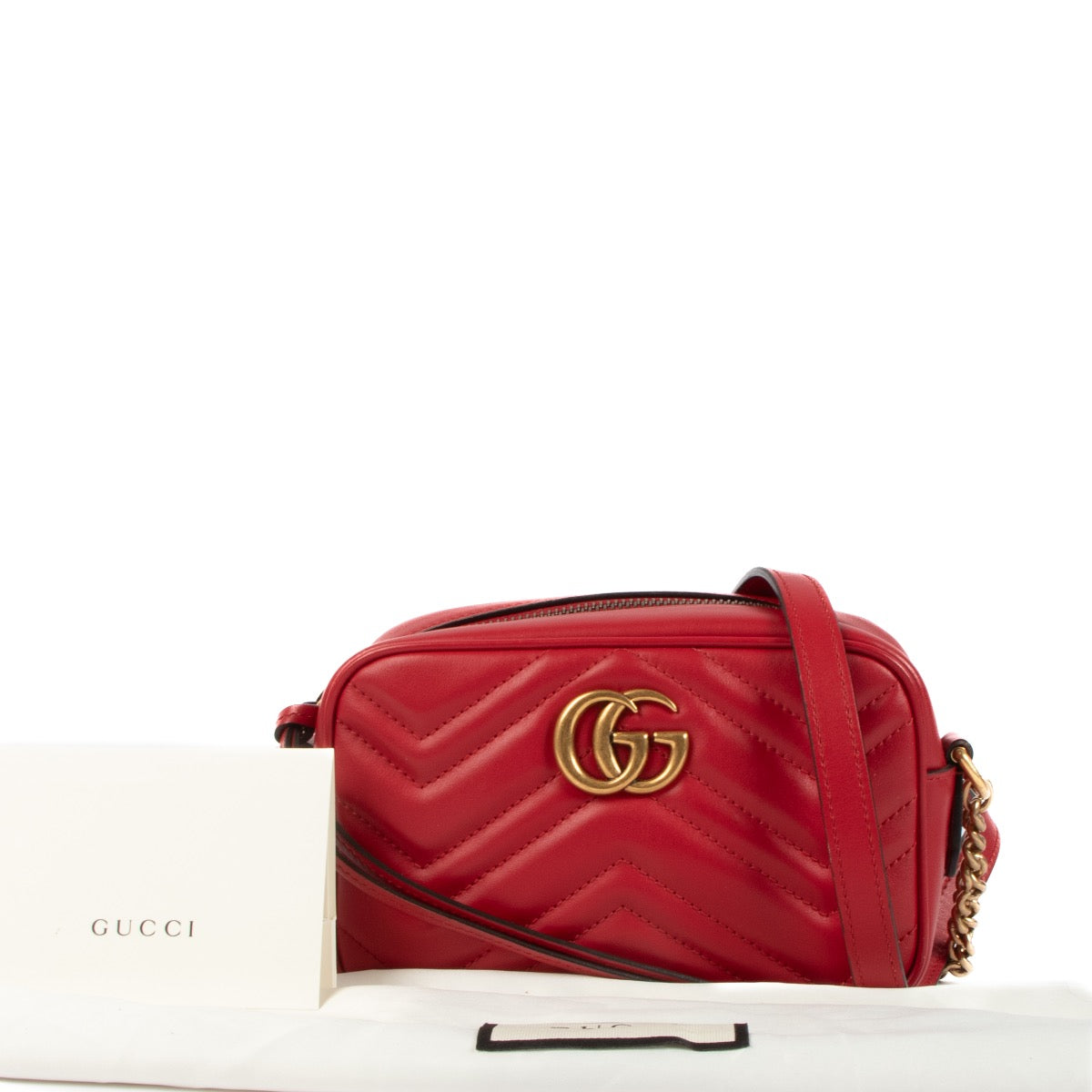 Shop safe online at Labellov in Antwerp, Brussels and Knokke this 100% authentic second hand Gucci Red GG Mini Marmont Crossbody