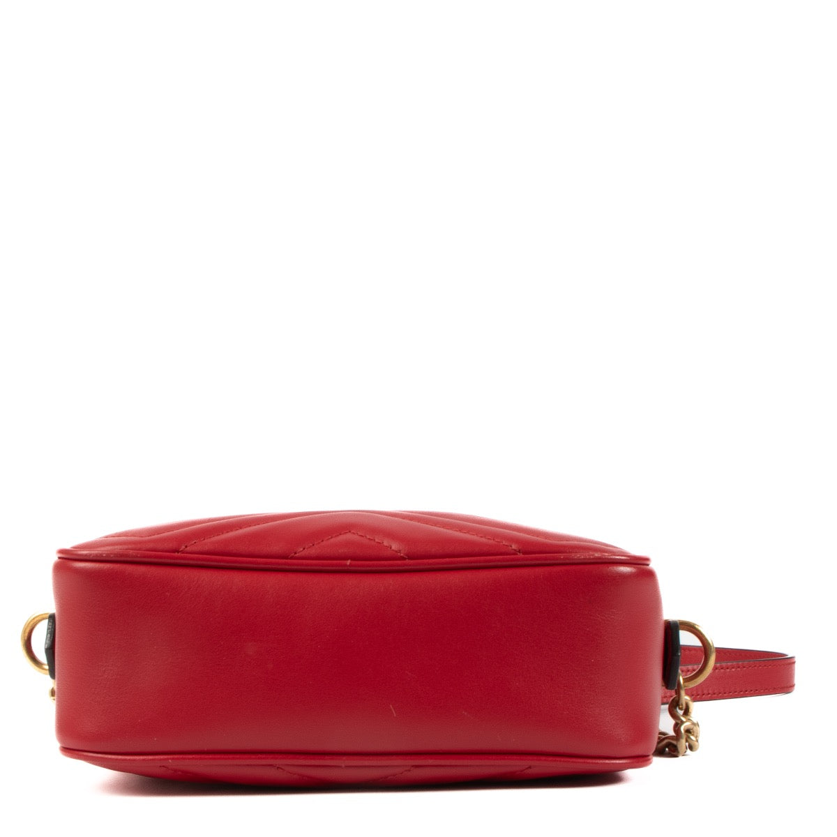 Shop safe online at Labellov in Antwerp, Brussels and Knokke this 100% authentic second hand Gucci Red GG Mini Marmont Crossbody