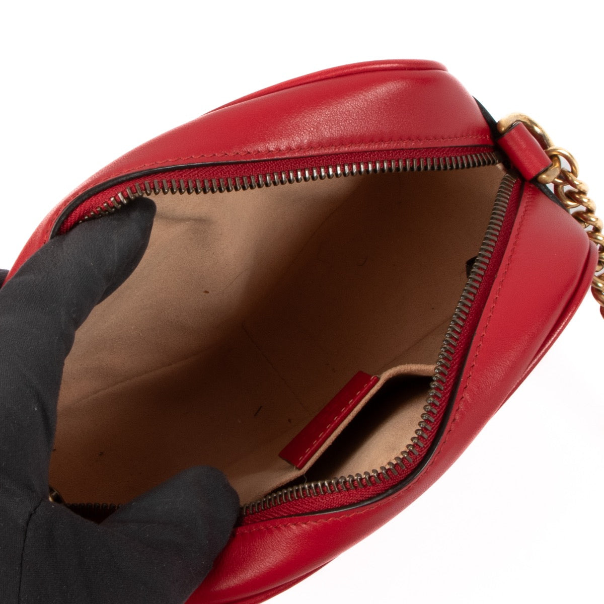 Shop safe online at Labellov in Antwerp, Brussels and Knokke this 100% authentic second hand Gucci Red GG Mini Marmont Crossbody