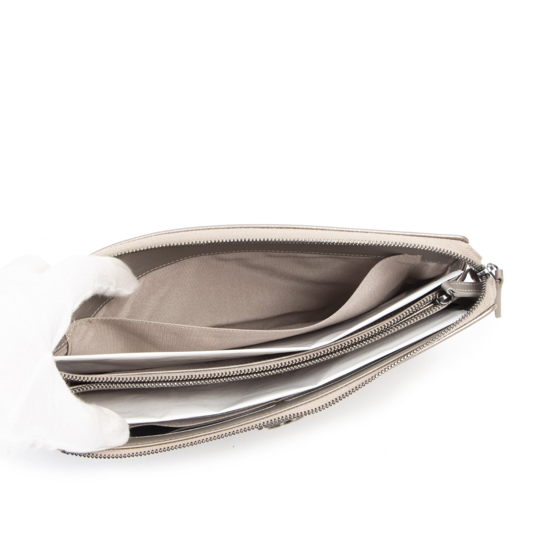 Authentique seconde-main vintage Chanel Bronze Leather Caviar Boy Clutch achète en ligne webshop LabelLOV