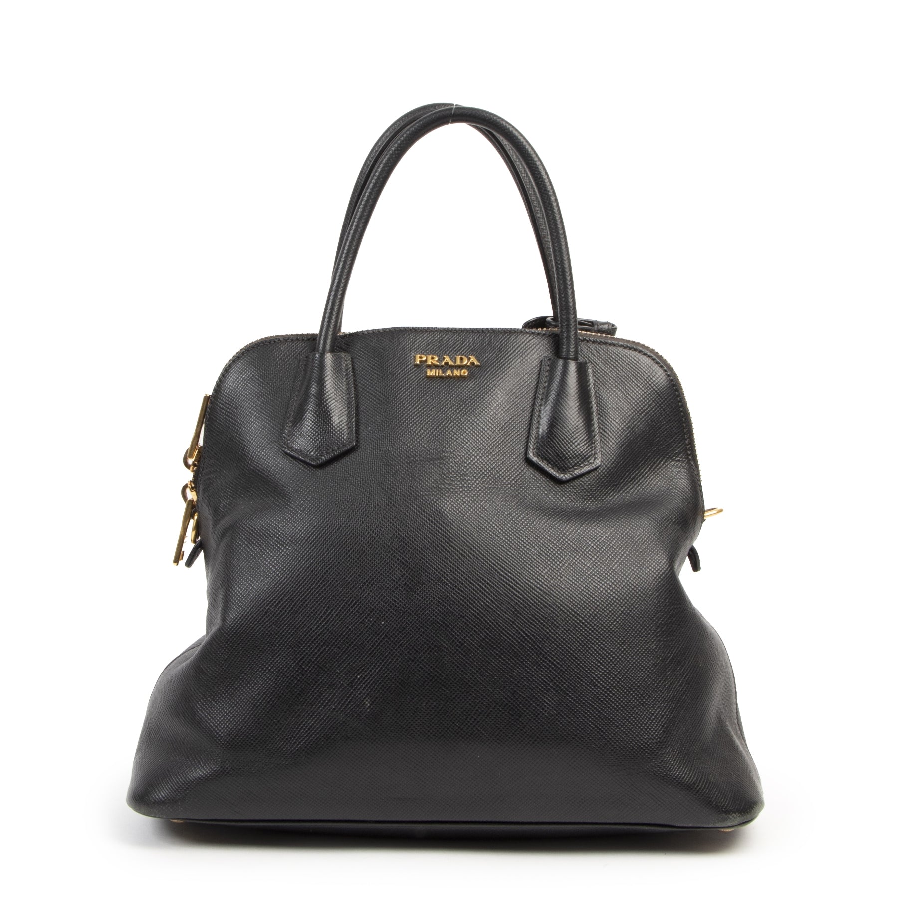 Buy authentic secondhand Prada Black Saffiano Leather Dome Top Handle Bags at the right price at LabelLOV vintage webshop. Safe and secure online shopping. Koop authentieke tweedehands Prada Black Saffiano