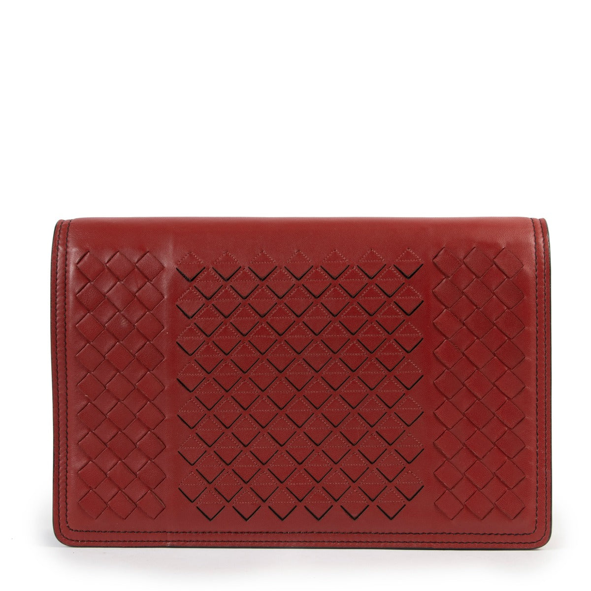 Shop safe online at Labellov in Antwerp this 100% authentic second hand Bottega Veneta Burgundy Intrecciato Leather Clutch