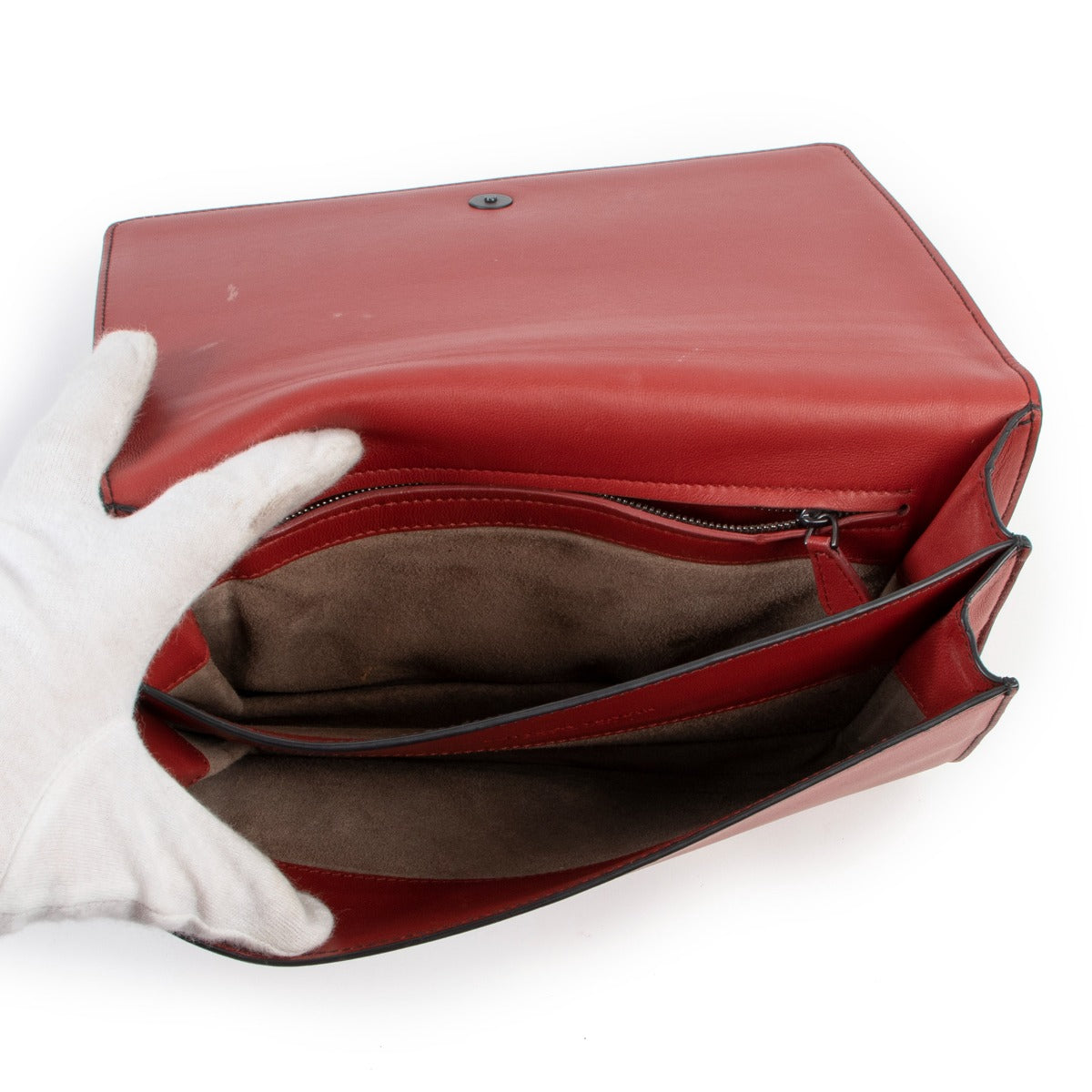 Shop safe online at Labellov in Antwerp this 100% authentic second hand Bottega Veneta Burgundy Intrecciato Leather Clutch