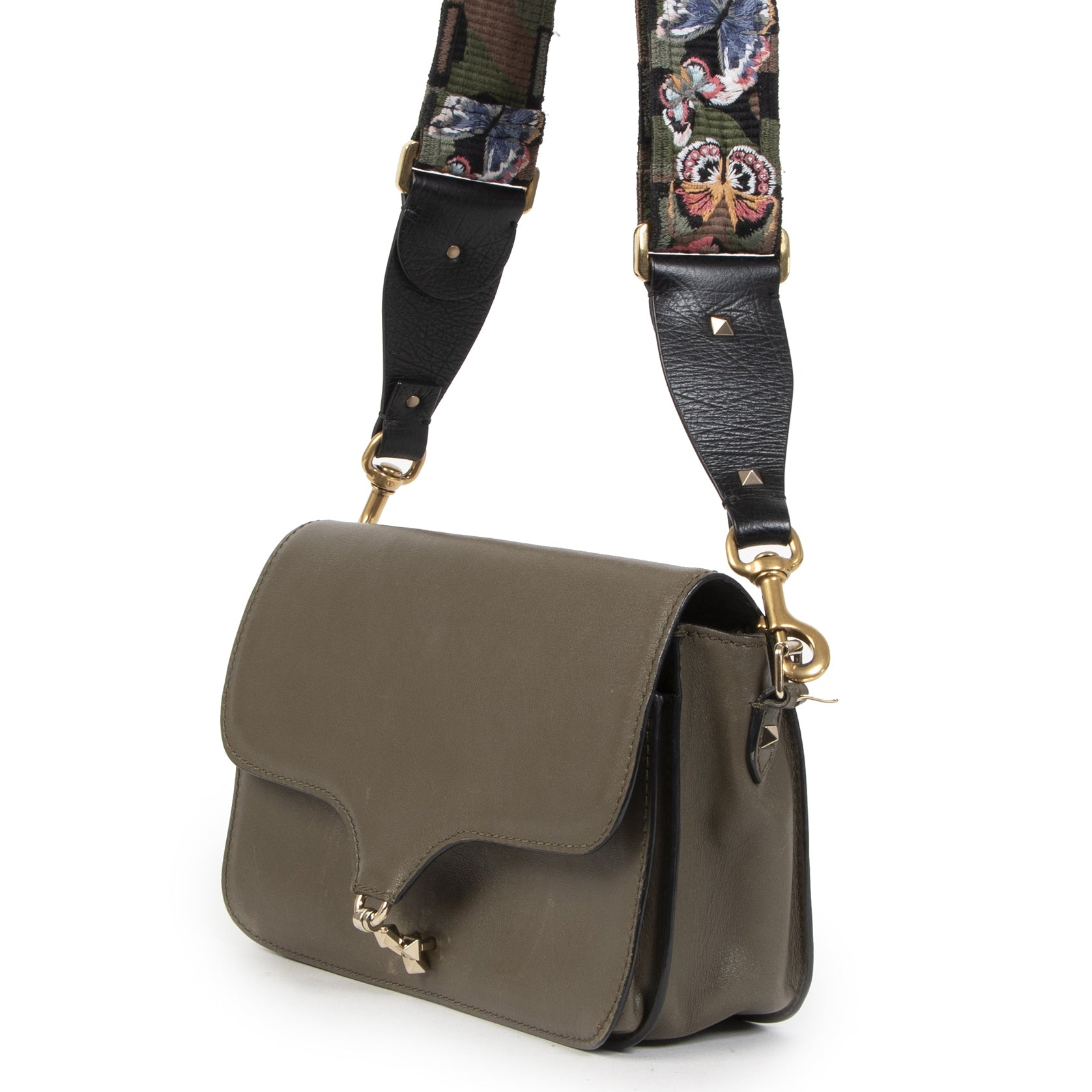 Buy authentic secondhand Valentino Garavani Olive Leather Butterfly Camo Strap Cross Body Bag at the right price at LabelLOV vintage webshop. Safe and secure online shopping. Koop authentieke tweedehands Valentino Garavani Olive Leather Butterfly Camo Str