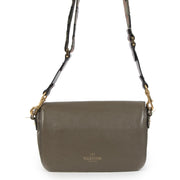 Buy authentic secondhand Valentino Garavani Olive Leather Butterfly Camo Strap Cross Body Bag at the right price at LabelLOV vintage webshop. Safe and secure online shopping. Koop authentieke tweedehands Valentino Garavani Olive Leather Butterfly Camo Str