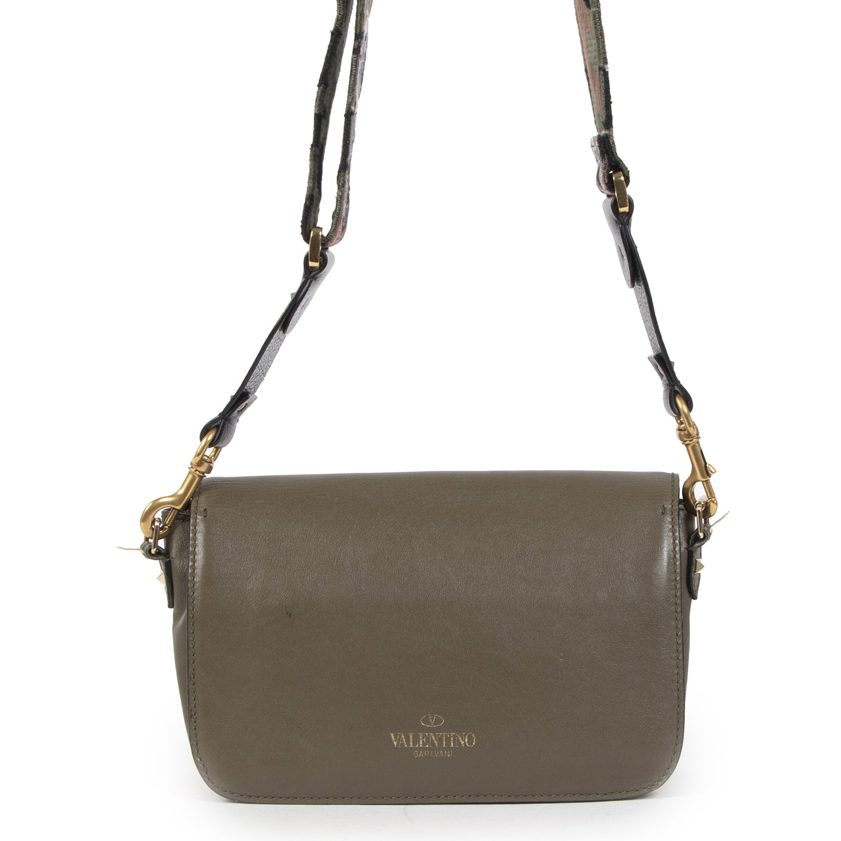 Buy authentic secondhand Valentino Garavani Olive Leather Butterfly Camo Strap Cross Body Bag at the right price at LabelLOV vintage webshop. Safe and secure online shopping. Koop authentieke tweedehands Valentino Garavani Olive Leather Butterfly Camo Str
