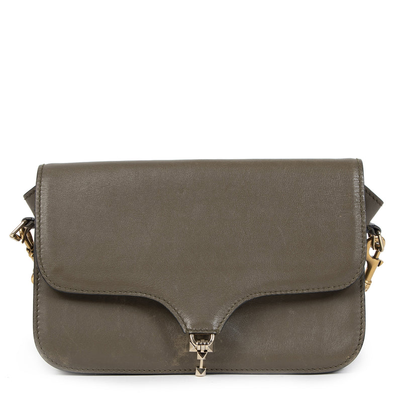 Buy authentic secondhand Valentino Garavani Olive Leather Butterfly Camo Strap Cross Body Bag at the right price at LabelLOV vintage webshop. Safe and secure online shopping. Koop authentieke tweedehands Valentino Garavani Olive Leather Butterfly Camo Str