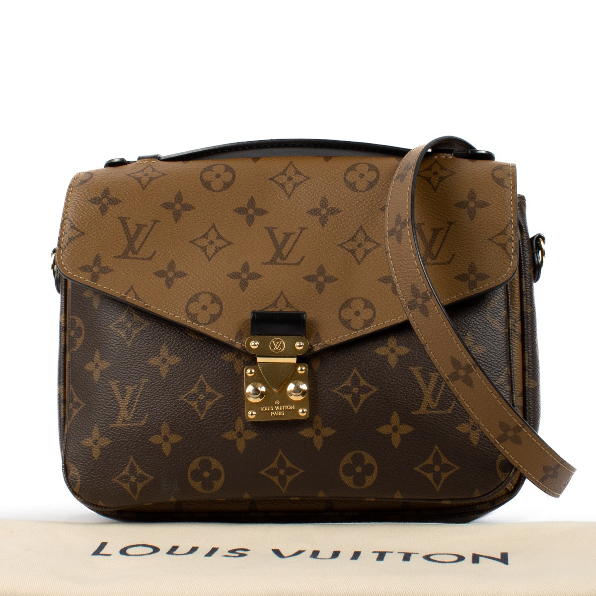 Shop safe online at Labellov in Antwerp, Brussels and Knokke this 100% authentic second hand Louis Vuitton Monogram Reverse Canvas Pochette Métis Crossbody. Veilig online tweedehands authentieke Louis Vuitton Monogram Reverse Canvas Pochette Métis handtas