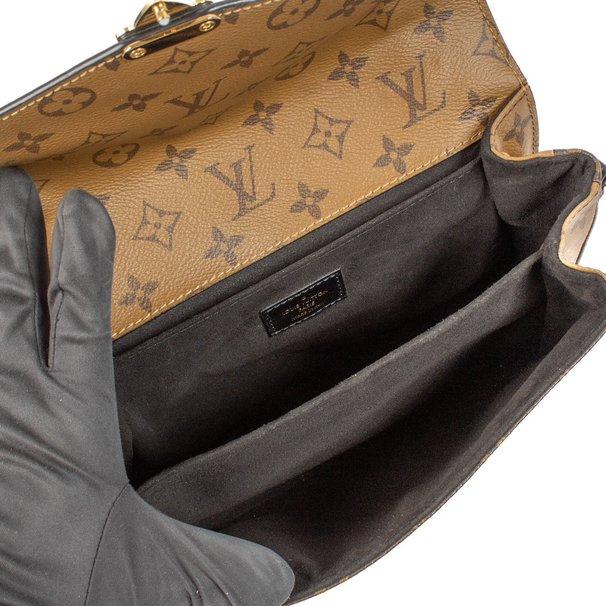 Shop safe online at Labellov in Antwerp, Brussels and Knokke this 100% authentic second hand Louis Vuitton Monogram Reverse Canvas Pochette Métis Crossbody. Veilig online tweedehands authentieke Louis Vuitton Monogram Reverse Canvas Pochette Métis handtas