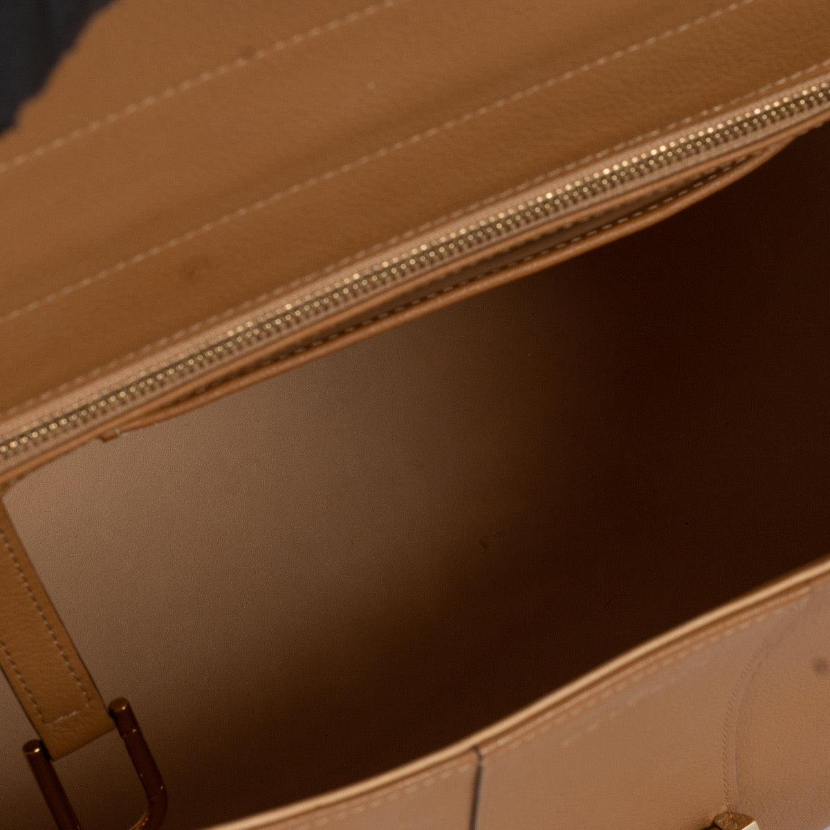 Shop safe online at Labellov in Antwerp, Brussels and Knokke this 100% authentic second hand Delvaux Végétal Sellier Brillant GM Top Handle
